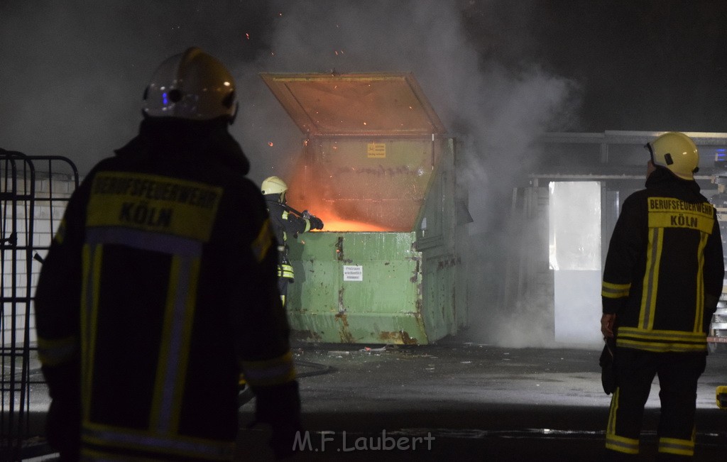 Feuer Papp Presscontainer Koeln Hoehenberg Bochumerstr P056.JPG - Miklos Laubert